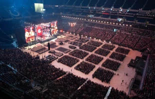 Más de 50.000 personas se arrodillan en adoración de la Eucaristía en el Congreso Eucarístico Nacional, en el Lucas Oil Stadium en Indianápolis, el 18 de julio de 2024. Crédito: Jeffrey Bruno.