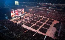 Más de 50.000 personas se arrodillan en adoración de la Eucaristía en el Congreso Eucarístico Nacional, en el Lucas Oil Stadium en Indianápolis, el 18 de julio de 2024.