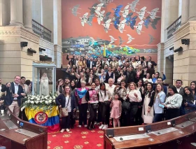 Colombianos se congregan en el Congreso para rezar el Rosario ante la Virgen de Fátima