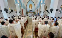 Sacerdotes de la Diócesis de Santa Marta (Colombia) se consagran al Inmaculado Corazón de María, ante la imagen peregrina de la Virgen de Fátima.