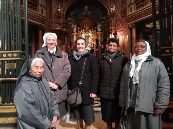 La Hermana Simona Brambilla (derecha) con otras misioneras de la Consolata. Crédito: Misioneras de la Consolata.