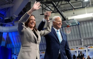 La candidata presidencial demócrata, la vicepresidenta Kamala Harris y el presidente Joe Biden, se van después de hablar en un evento en el Colegio Comunitario Prince George en Largo, Maryland, EE.UU., el 15 de agosto de 2024. Crédito: Sir. David - Shutterstock