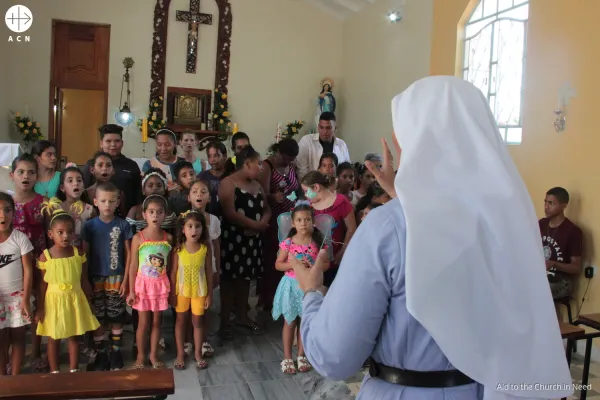 Una religiosa dirige un coro en una iglesia de Cuba. Crédito: ACN.