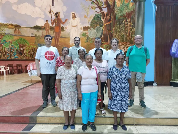 Fieles en la catedral de Mitú, cerca de la frontera con Brasil. Crédito: ACN Colombia