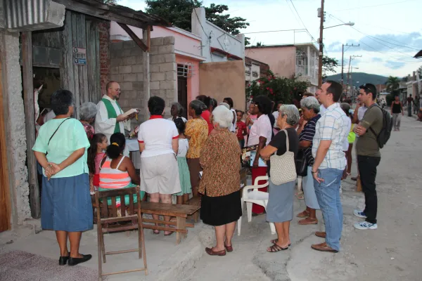 Un sacerdote predica en la ciudad de Santiago de Cuba. Crédito: ACN.