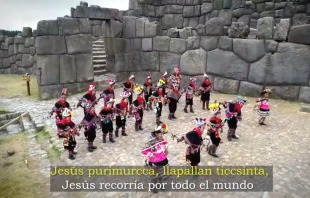 Una toma del villancico "Eterno candor" en la fortaleza de Sacsayhuamán en el Cusco, Perú. Crédito: Coro de Niños Acólitos de Huancavelica - Perú.