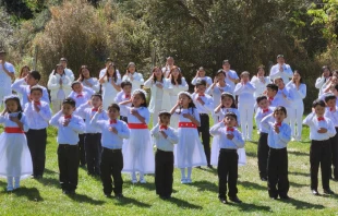 Coro de Niños Acólitos de Huancavelica Crédito: P. Carlos López, director del Coro de Niños Acólitos de Huancavelica.