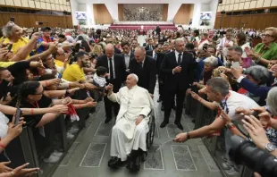 El Papa Francisco saluda a los participantes en una reunión de cantantes de coro, músicos y directores en el Aula Pablo VI del Vaticano el 8 de junio de 2024. Crédito: Vatican Media