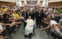 El Papa Francisco saluda a los participantes en una reunión de cantantes de coro, músicos y directores en el Aula Pablo VI del Vaticano el 8 de junio de 2024.