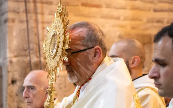 Mons. Pizzaballa orando ante el Santísimo. Crédito: SG - CTS