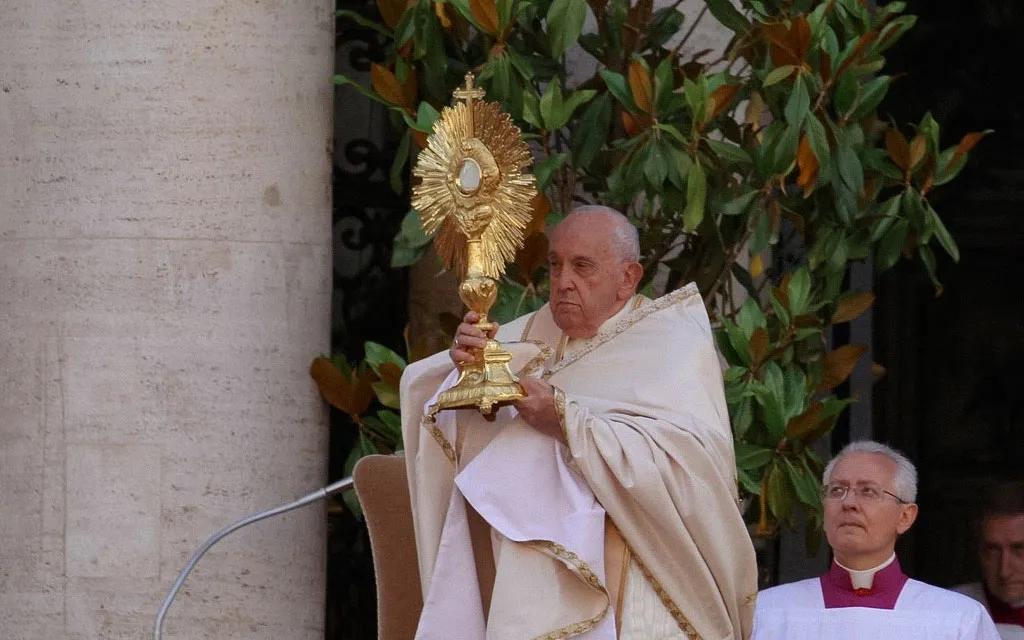 El Papa Francisco bendice a los fieles con el Santísimo al final de la procesión eucarística en Corpus Christi.?w=200&h=150