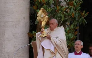 El Papa Francisco bendice a los fieles con el Santísimo al final de la procesión eucarística en Corpus Christi. Crédito: Elizabeth Alva / EWTN News