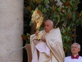 En la Misa y procesión eucarística de Corpus Christi, el Papa Francisco explica 3 dimensiones de este misterio