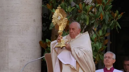 El Papa Francisco bendice a los fieles con el Santísimo al final de la procesión eucarística en Corpus Christi 02062024