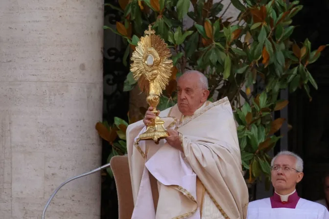 El Papa Francisco bendice a los fieles con el Santísimo al final de la procesión eucarística en Corpus Christi 02062024