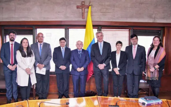 Crucifijo en la Sala Plena la Corte Constitucional de Colombia en noviembre de 2023. Crédito: Twitter Corte Constitucional.