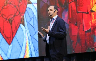 Juan Manuel Cotelo, presentando la ponencia “Un mundo herido” en el Congreso Eucarístico Internacional Quito 2024 Crédito: Eduardo Berdejo - EWTN News