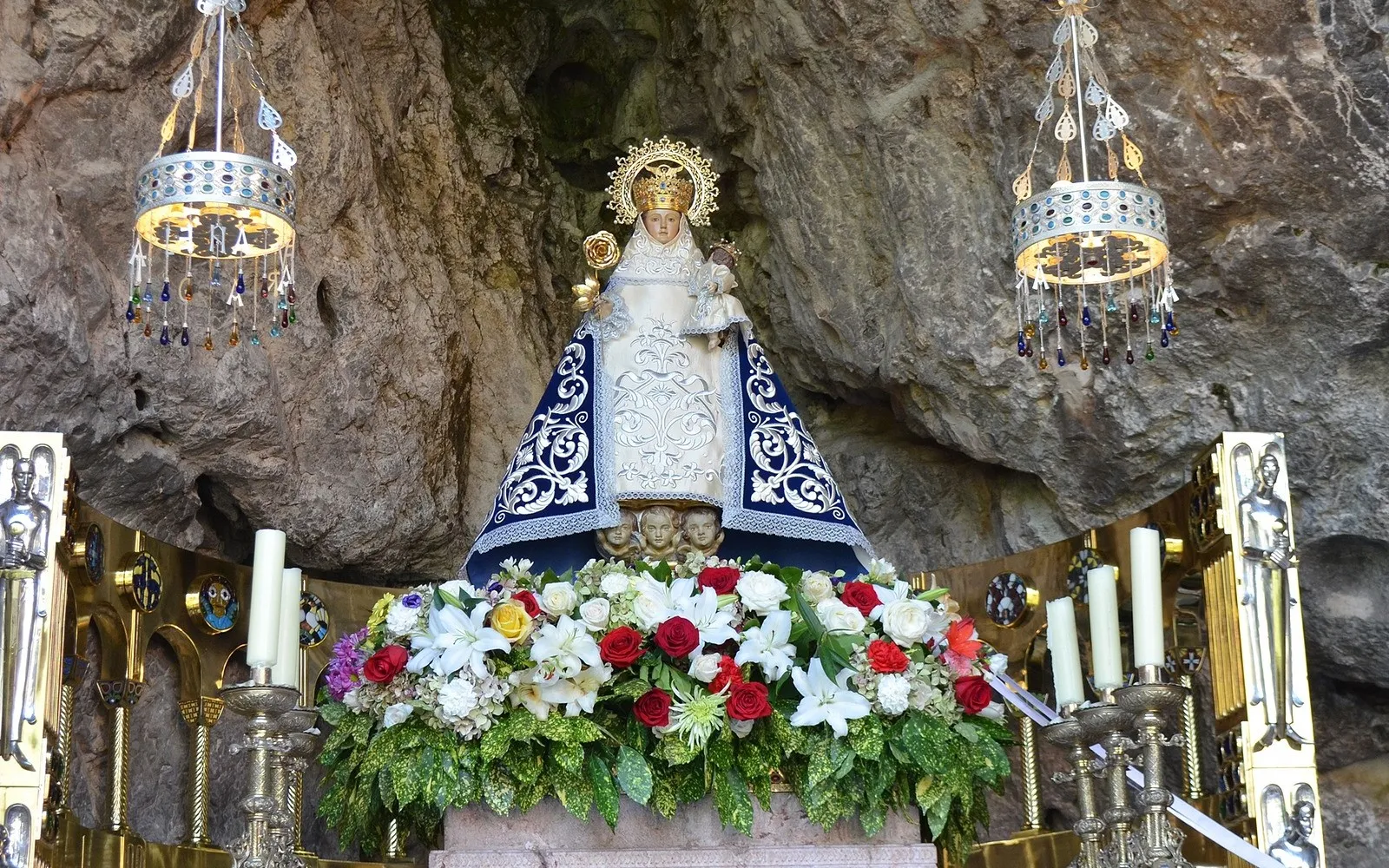 Santa Cueva con la imagen de la Virgen en el Santuario de Covadonga (España).?w=200&h=150