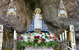 Santa Cueva con la imagen de la Virgen en el Santuario de Covadonga (España). Crédito: Pixabay.