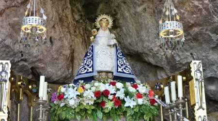 Santa Cueva con la imagen de la Virgen en el Santuario de Covadonga (España).
