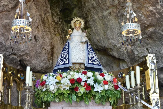Santa Cueva con la imagen de la Virgen en el Santuario de Covadonga (España).