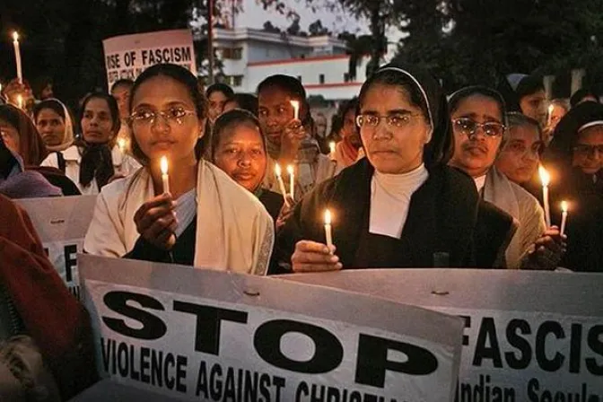 Extremistas hindúes atacan iglesia católica y destruyen cementerio cristiano en India