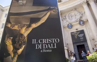 El Cristo de Dalí en una iglesia en el centro de Roma. Crédito: Daniel Ibáñez / EWTN News
