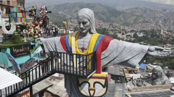 El "Cristo Paisa" de 11 metros de alto, elaborado con impresión 3D, ubicado en la Comuna 13 San Javier en Medellín, Colombia.