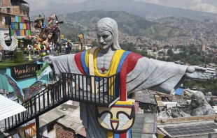 El "Cristo Paisa" de 11 metros de alto, elaborado con impresión 3D, ubicado en la Comuna 13 San Javier en Medellín, Colombia. Crédito: Oficina de Comunicaciones del ITM.