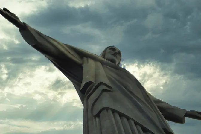 Cristo Redentor se ilumina de verde y amarillo en honor a Pelé