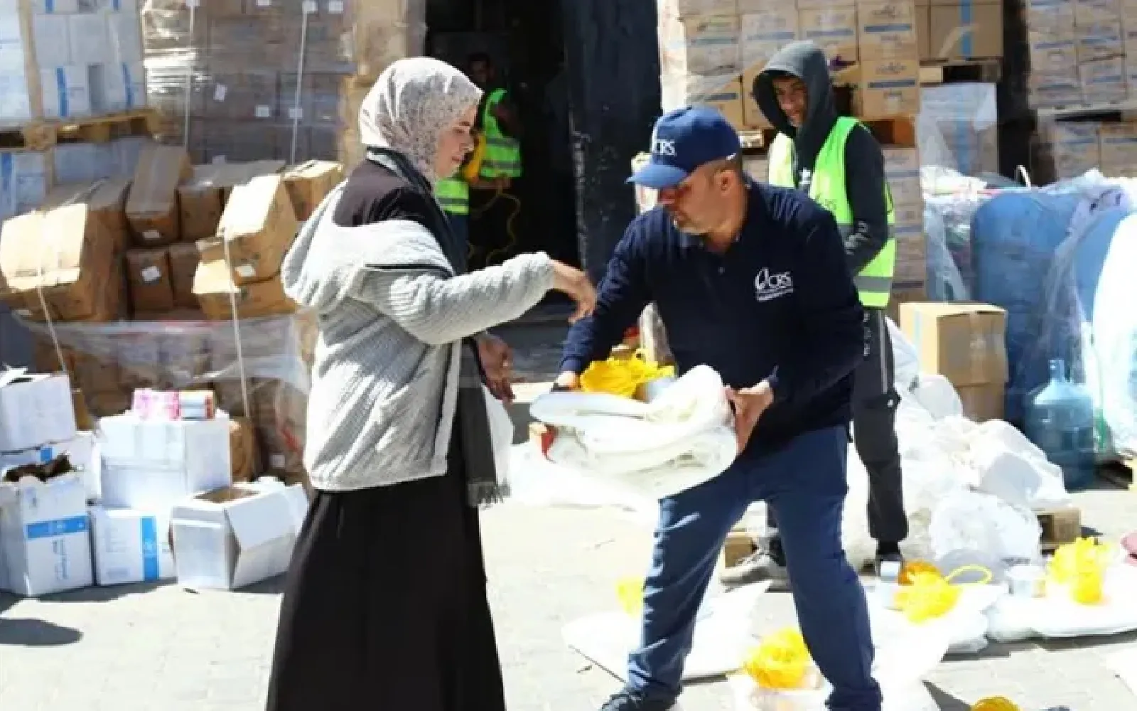 Los trabajadores de Catholic Relief Services ayudan a distribuir materiales de ayuda humanitaria a los civiles de Gaza en marzo de 2024?w=200&h=150
