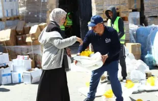 Los trabajadores de Catholic Relief Services ayudan a distribuir materiales de ayuda humanitaria a los civiles de Gaza en marzo de 2024 Crédito: Cortesía de CRS