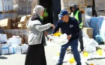 Los trabajadores de Catholic Relief Services ayudan a distribuir materiales de ayuda humanitaria a los civiles de Gaza en marzo de 2024