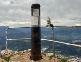 Denuncian la desaparición de una cruz de 10 metros y 250 kilos en lo alto de un monte en España