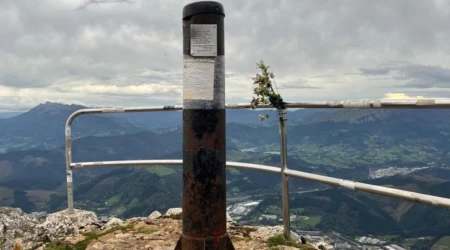 Poste donde estaba la cruz de Udalatx de 10 metros y 250 kilos que fue desaparecida en España.