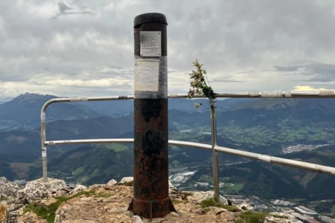 Poste donde estaba la cruz de Udalatx de 10 metros y 250 kilos que fue desaparecida en España.