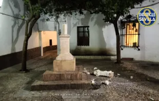 La Cruz de San Lázaro de Sevilla, esculpida en el siglo XVI fue vandalizada la noche del 21 al 22 de octubre de 2023. Crédito: Emergencias Sevilla