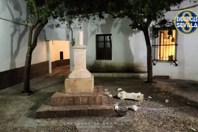 La Cruz de San Lázaro de Sevilla, esculpida en el siglo XVI fue vandalizada la noche del 21 al 22 de octubre de 2023.