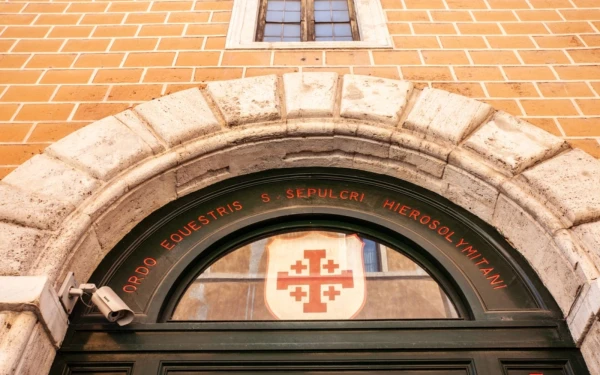 Fachada y entrada en Roma de la Orden Ecuestre del Santo Sepulcro de Jerusalén. Crédito: BalkansCats. Copyright (c) 2024 BalkansCat/Shutterstock. No se permite su uso sin autorización.