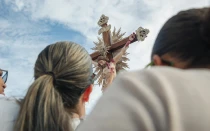 Fieles católicos ven la imagen de Jesús en la cruz.