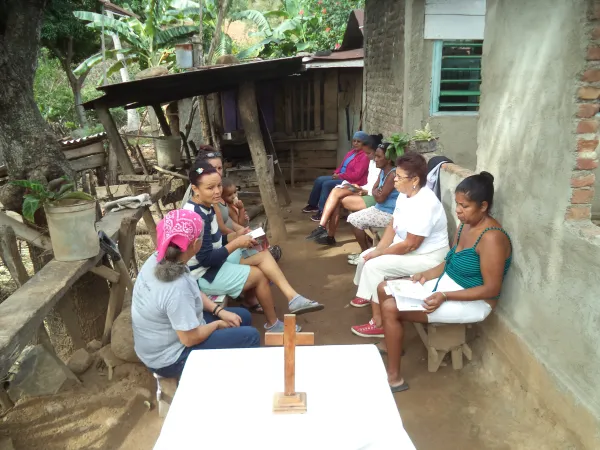 Laicos católicos se reúnen para seguir su formación cristiana en Cuba. Crédito: ACN.