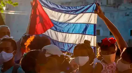 Cubanos con bandera de Cuba.