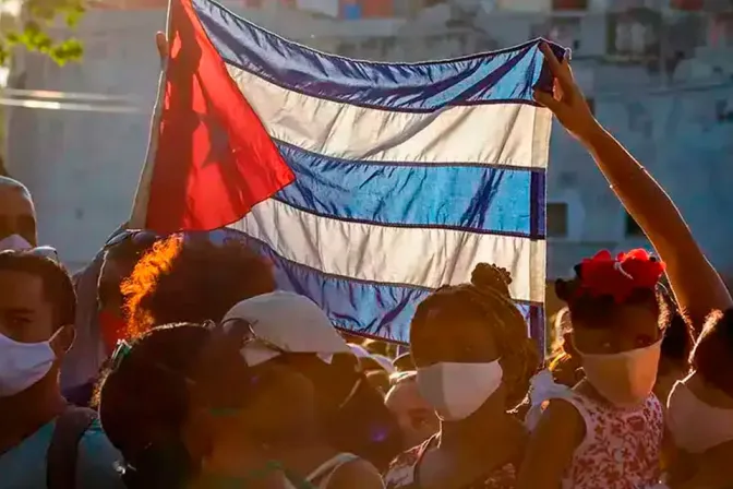 Cubanos con bandera de Cuba.