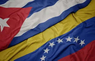 Imagen referencial de las banderas de Cuba y Venezuela Crédito: Shutterstock