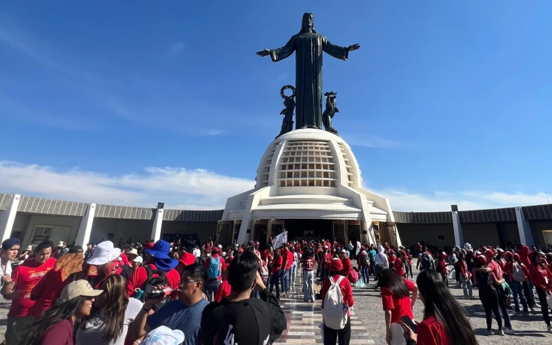 38 mil jóvenes peregrinan al Monumento a Cristo Rey en México