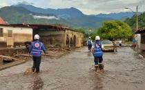 Personal de la Cruz Roja de Venezuela desplegado para atender a los afectados por las inundaciones en Cumanacoa.