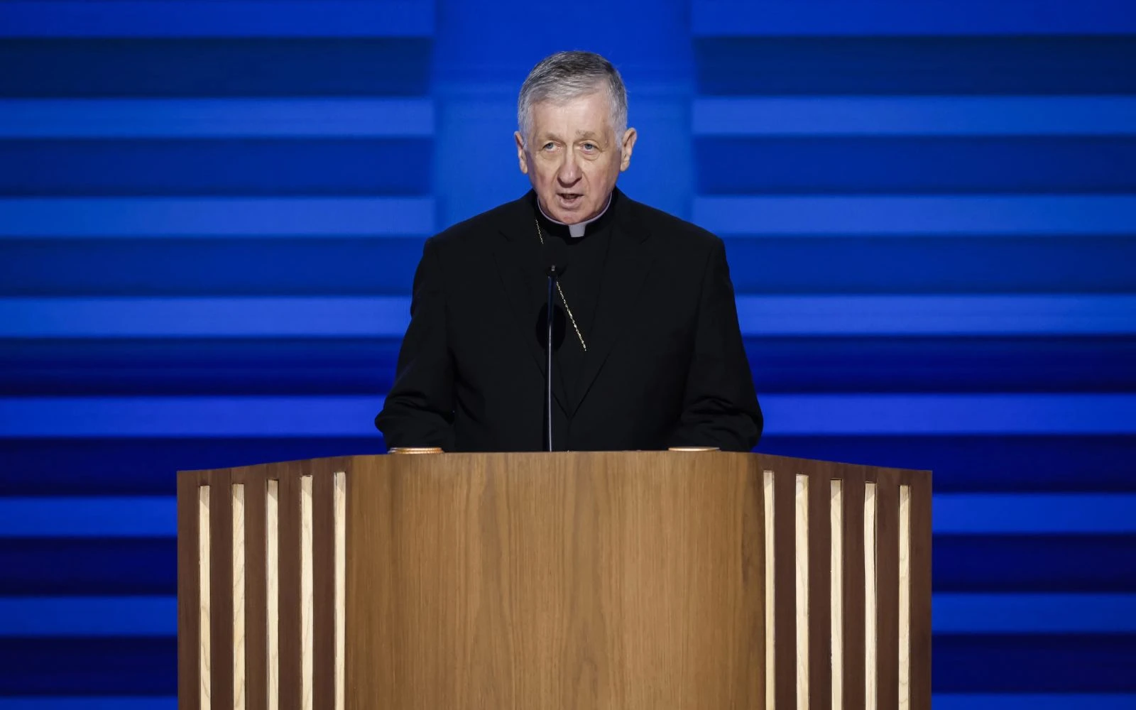 El Arzobispo de Chicago (Estados Unidos), Cardenal Blase Cupich, habla en el escenario durante el primer día de la Convención Nacional Demócrata en el United Center de Chicago el 19 de agosto de 2024.?w=200&h=150