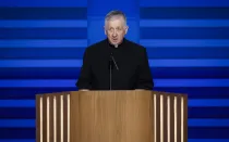 El Arzobispo de Chicago (Estados Unidos), Cardenal Blase Cupich, habla en el escenario durante el primer día de la Convención Nacional Demócrata en el United Center de Chicago el 19 de agosto de 2024.