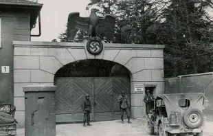 Entrada principal al campo de concentración de Dachau, en 1945. Crédito: Dominio público - Wikimedia Commons (National Archives Records of the Office of War Information, USA).