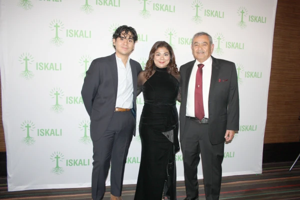 José, Victor y Maribel recibiendo el Iskali Inspired Award 2024, un premio que honra a aquellos cuya vida y trabajo, guiados por su fe, sirven como ejemplo para los jóvenes. Crédito: Cortesía